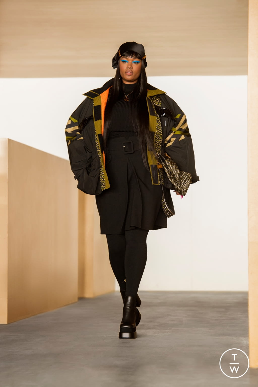 Fashion Week Milan Fall/Winter 2021 look 19 de la collection Versace womenswear