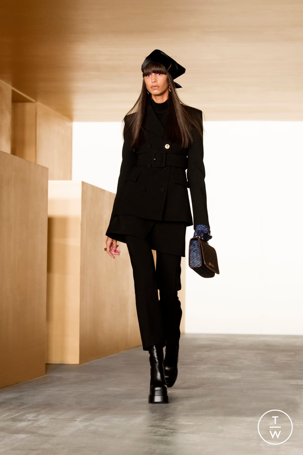 Fashion Week Milan Fall/Winter 2021 look 2 de la collection Versace womenswear