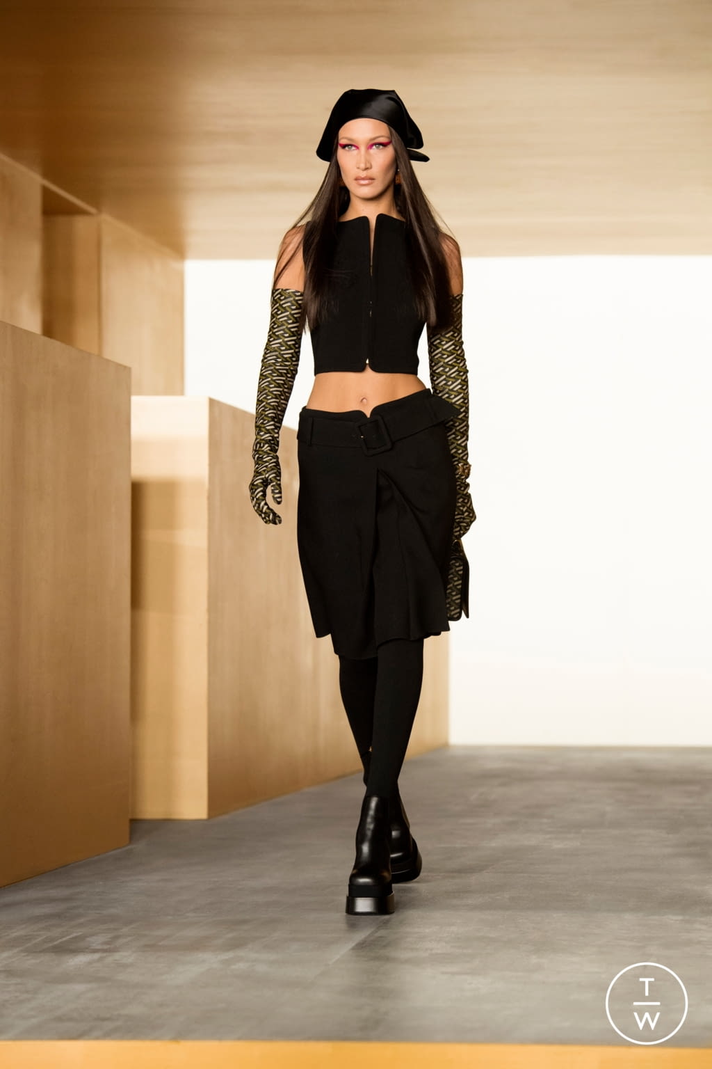 Fashion Week Milan Fall/Winter 2021 look 3 de la collection Versace womenswear