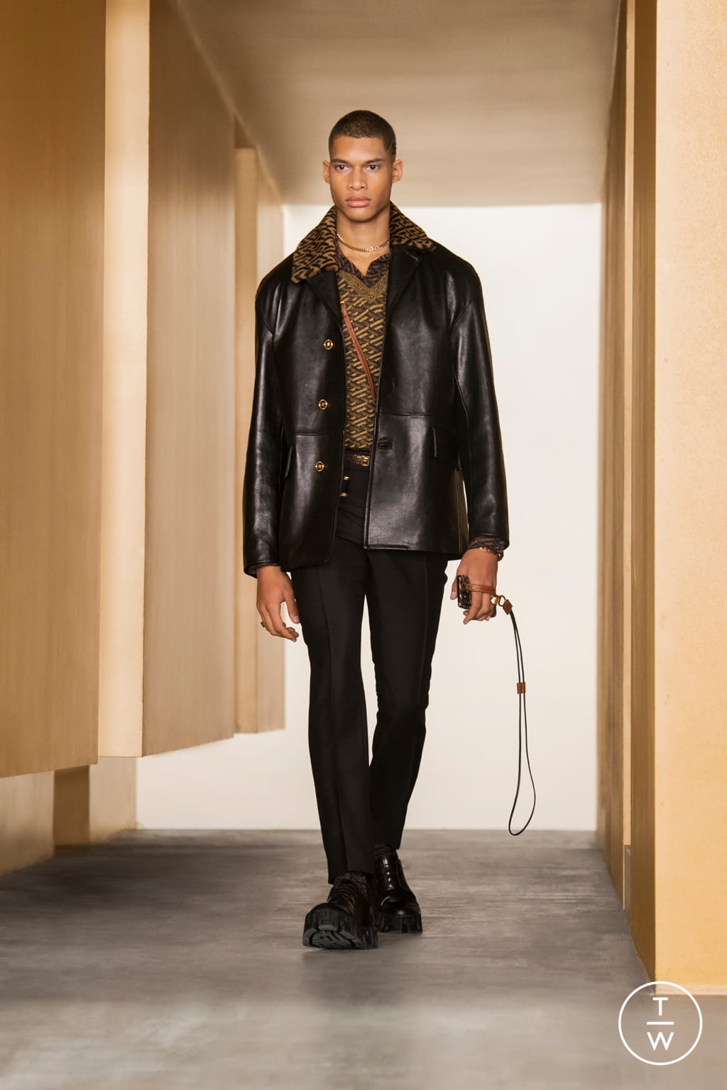 Fashion Week Milan Fall/Winter 2021 look 50 from the Versace collection 女装