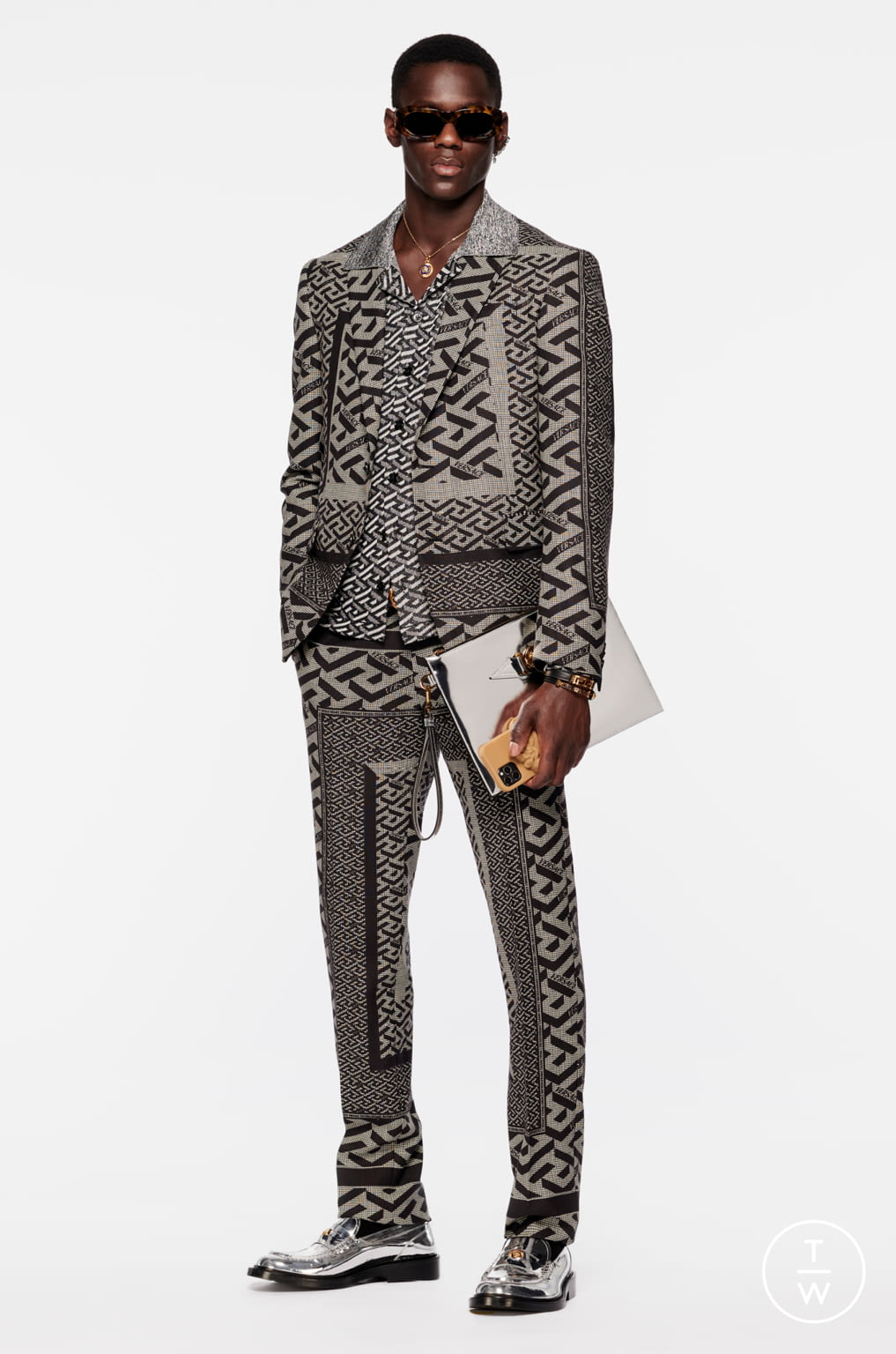 Fashion Week Milan Pre-Fall 2022 look 18 from the Versace collection 男装