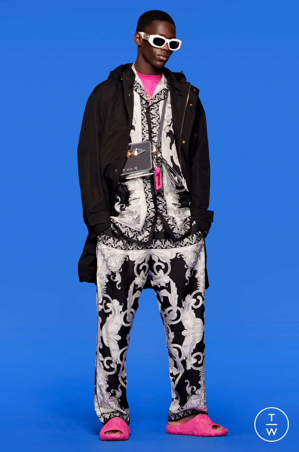 Fashion Week Milan Pre-Fall 2022 look 2 from the Versace collection 男装