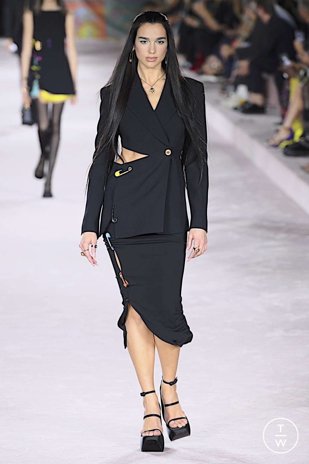 Fashion Week Milan Spring/Summer 2022 look 1 from the Versace collection 女装