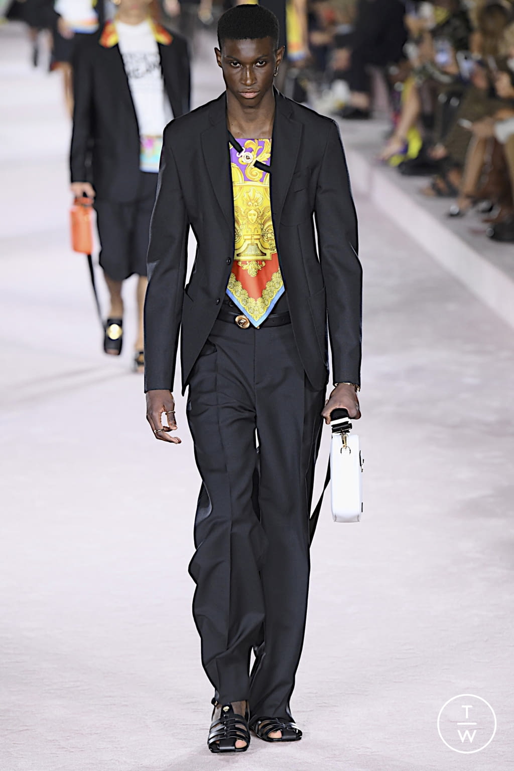 Fashion Week Milan Spring/Summer 2022 look 7 from the Versace collection 女装