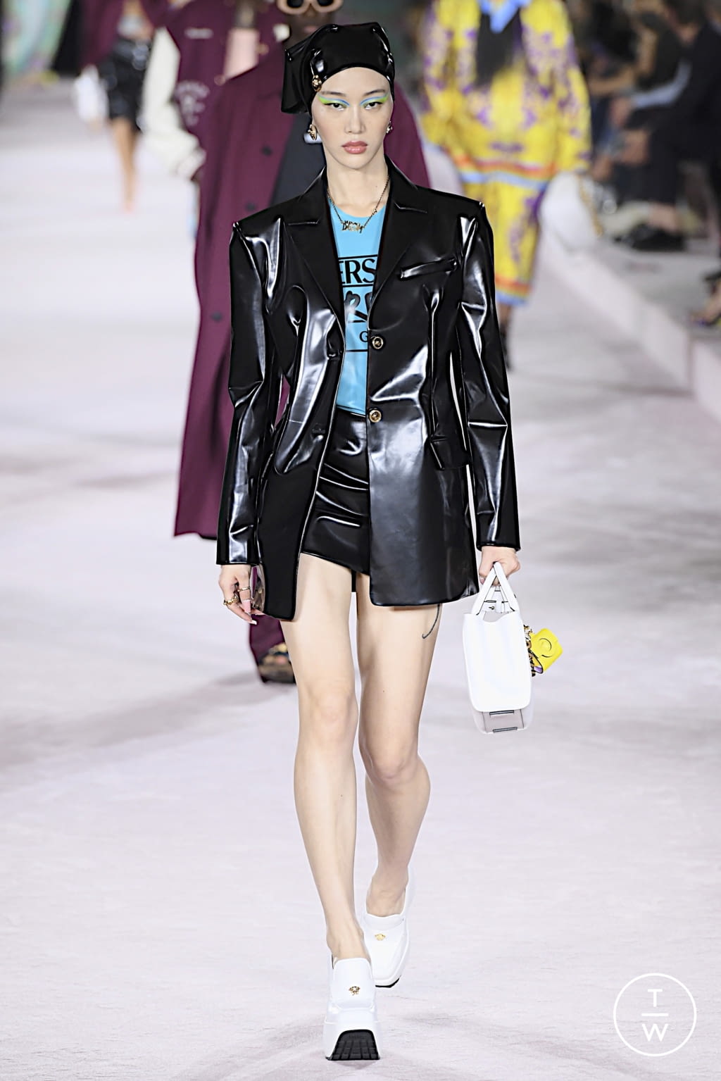 Fashion Week Milan Spring/Summer 2022 look 16 from the Versace collection 女装