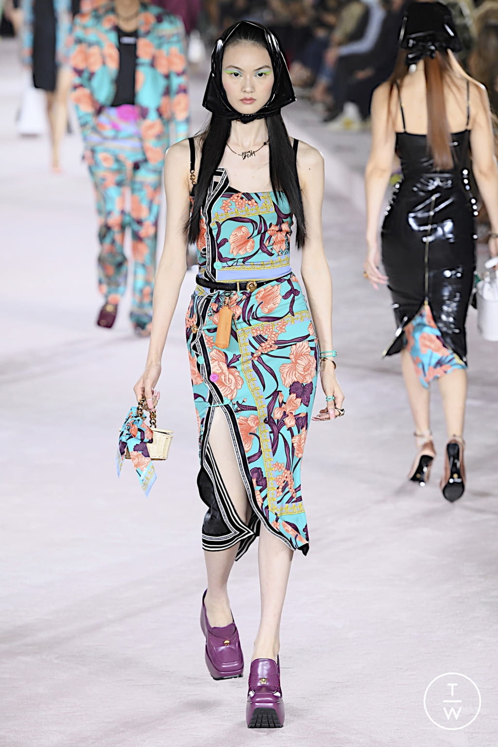 Fashion Week Milan Spring/Summer 2022 look 23 from the Versace collection 女装