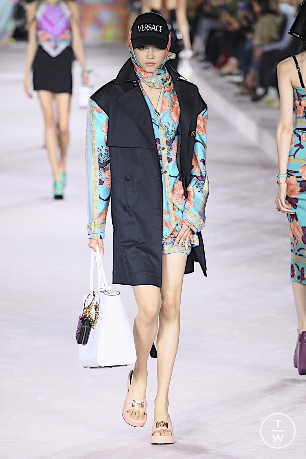 Fashion Week Milan Spring/Summer 2022 look 25 from the Versace collection 女装