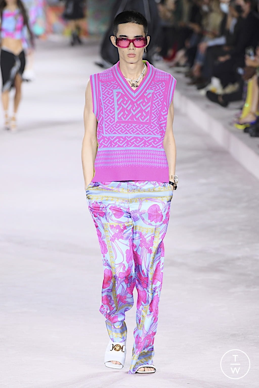 Fashion Week Milan Spring/Summer 2022 look 33 from the Versace collection 女装