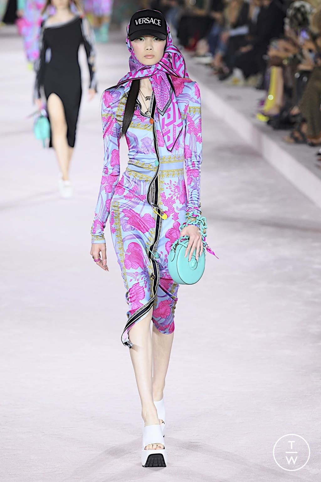 Fashion Week Milan Spring/Summer 2022 look 35 from the Versace collection 女装