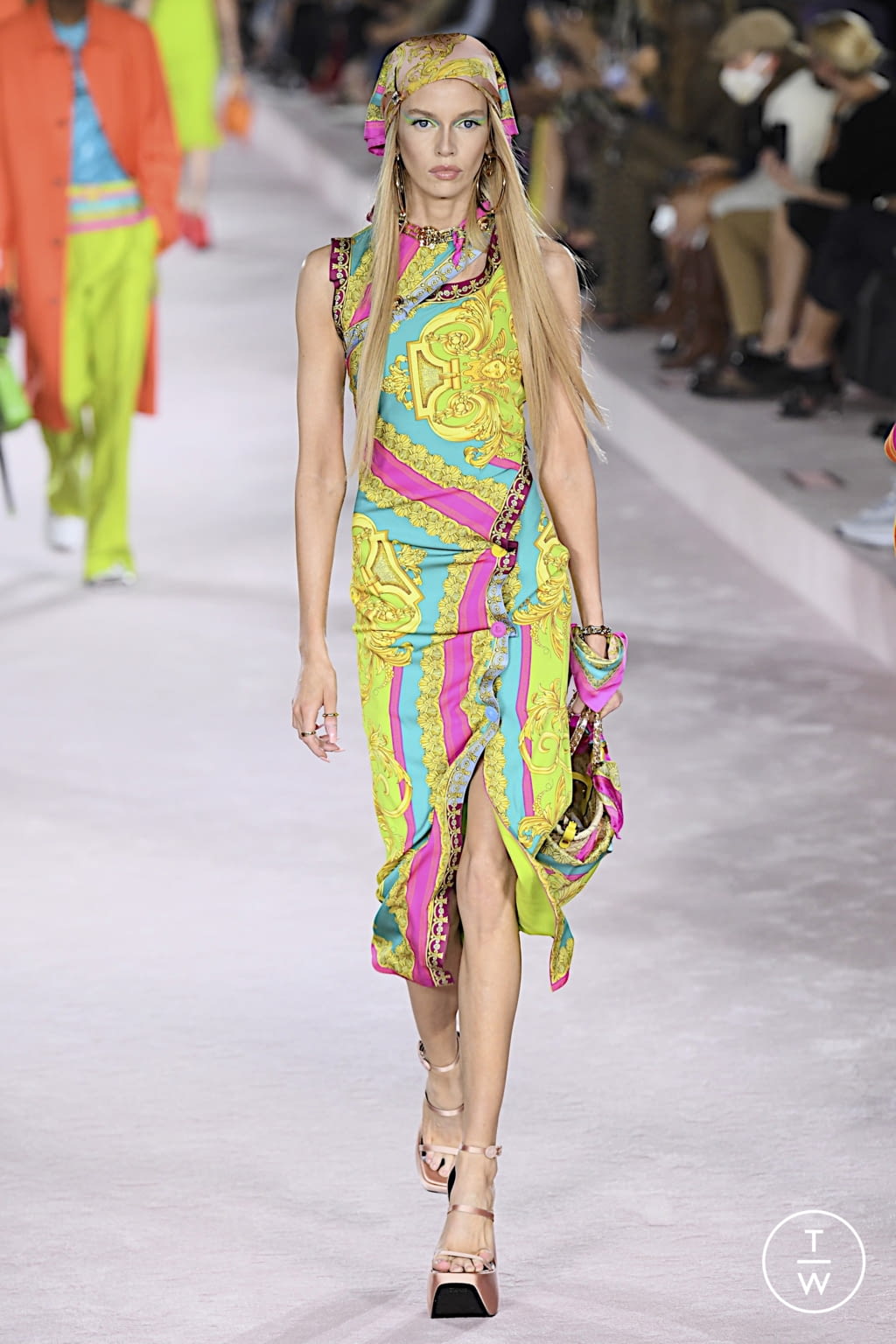 Fashion Week Milan Spring/Summer 2022 look 49 from the Versace collection 女装