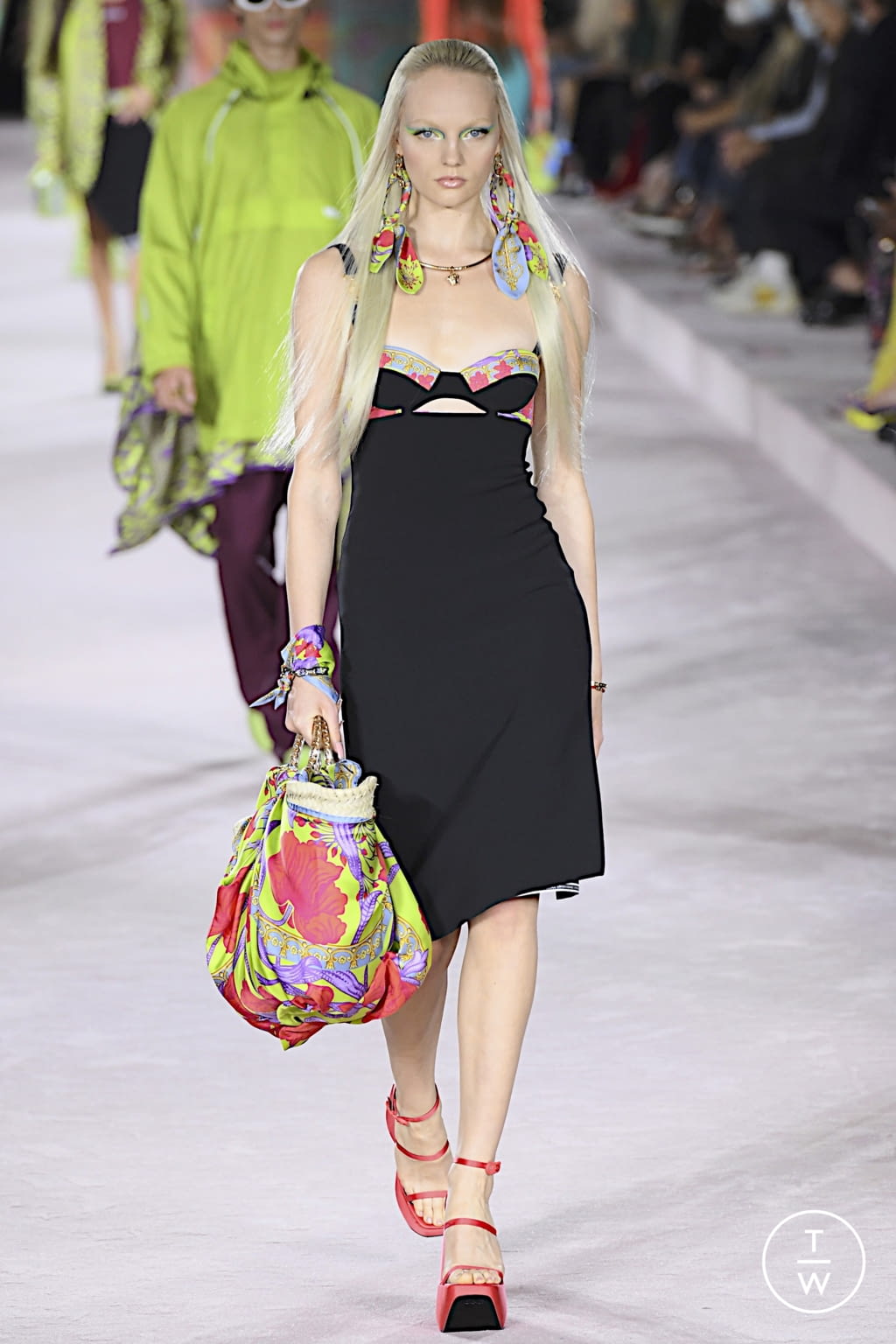 Fashion Week Milan Spring/Summer 2022 look 56 from the Versace collection 女装