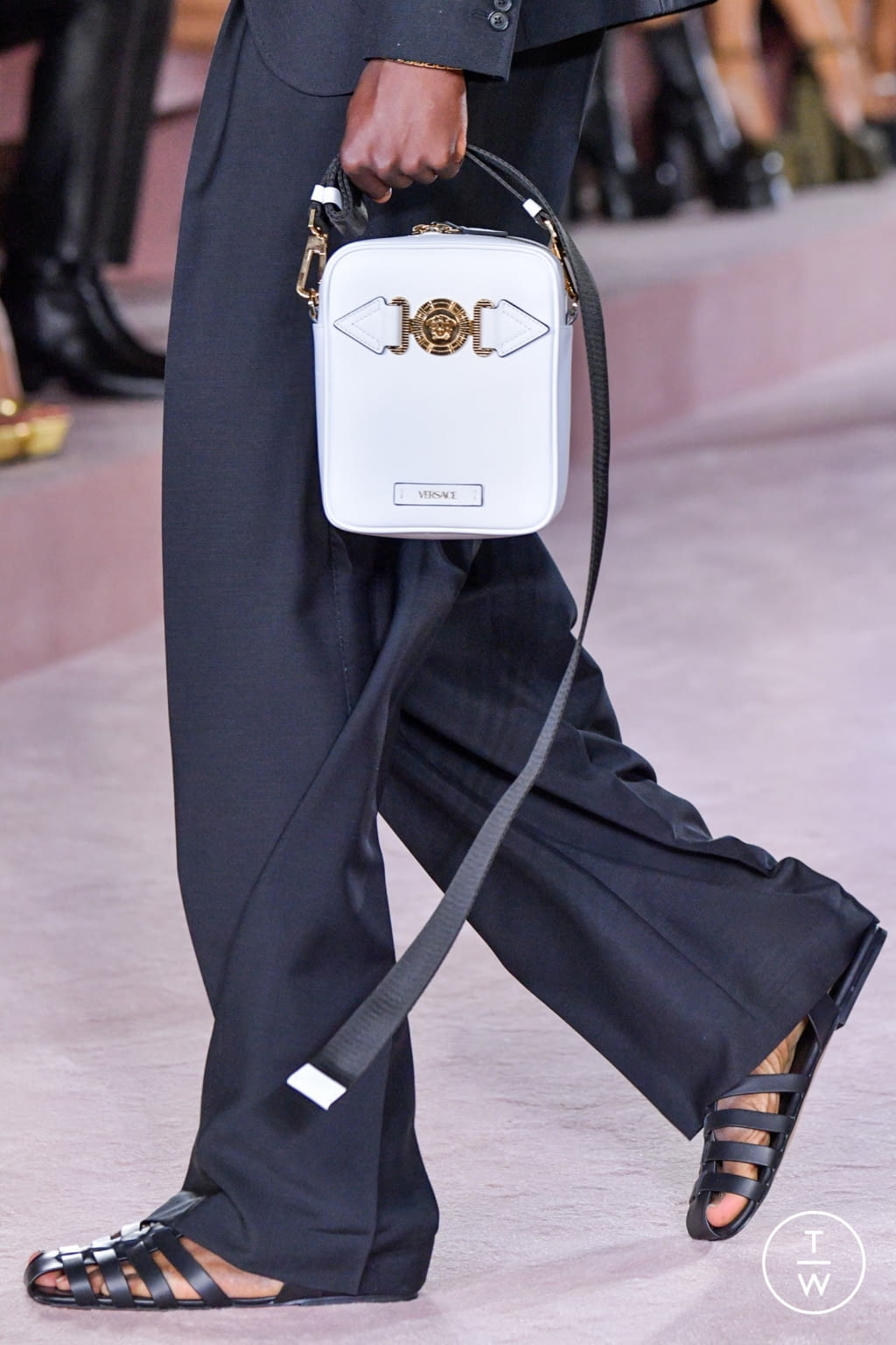 Fashion Week Milan Spring/Summer 2022 look 2 de la collection Versace menswear accessories