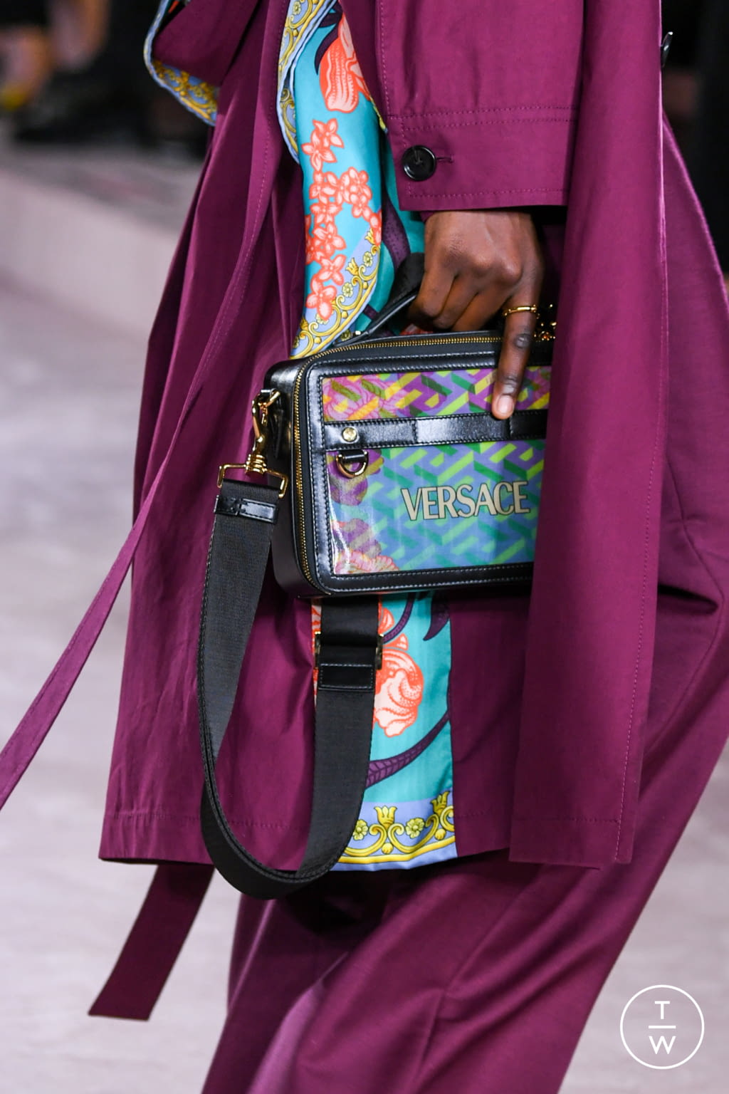 Fashion Week Milan Spring/Summer 2022 look 8 de la collection Versace menswear accessories