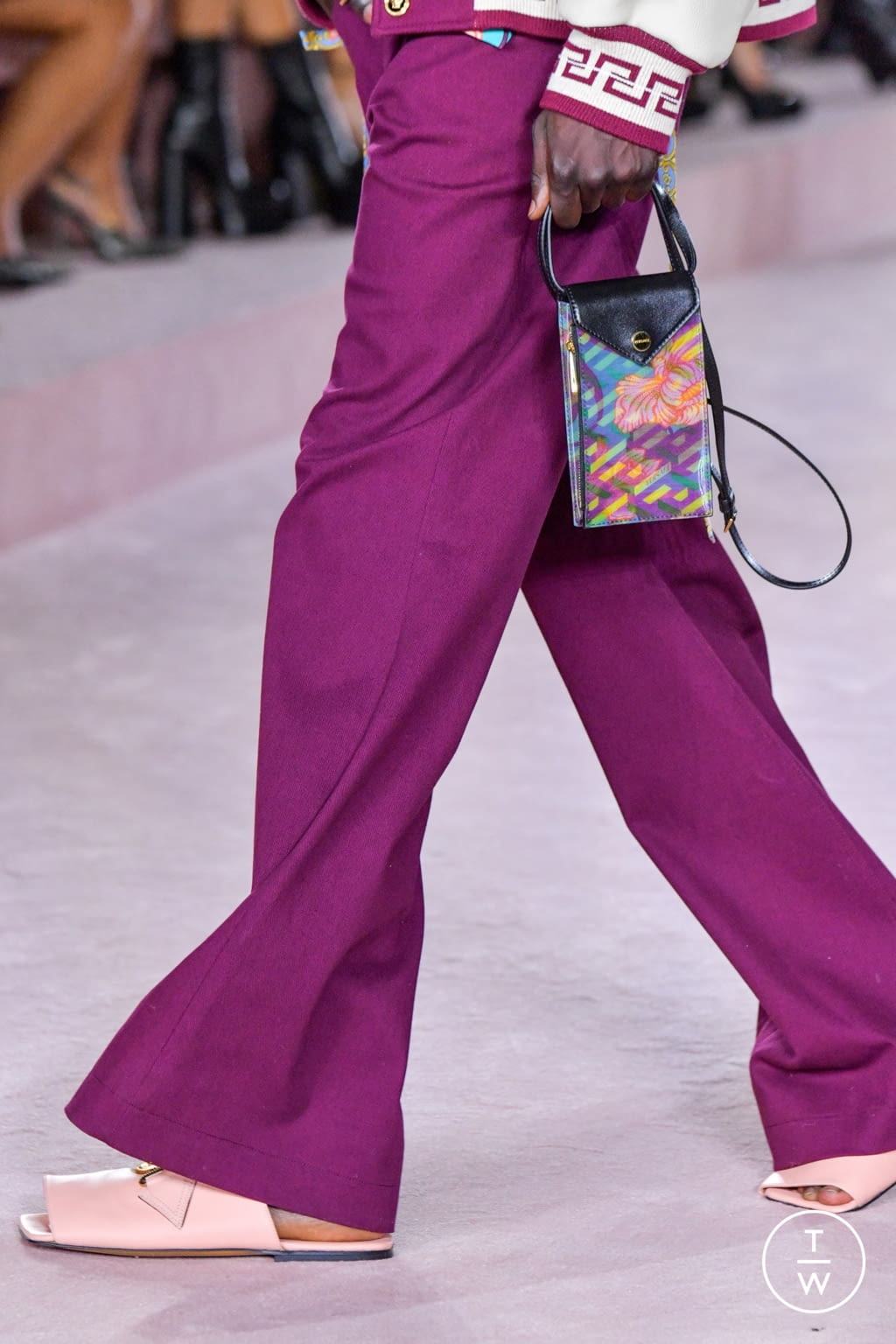 Fashion Week Milan Spring/Summer 2022 look 9 de la collection Versace menswear accessories
