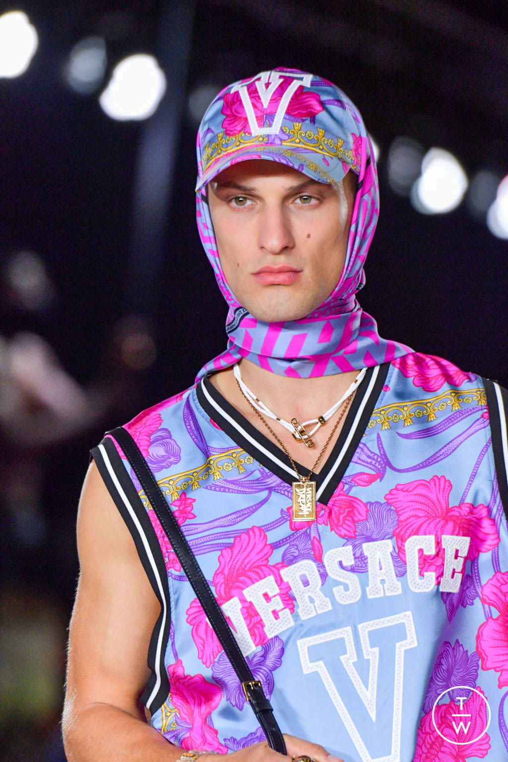 Fashion Week Milan Spring/Summer 2022 look 16 from the Versace collection 男装配饰