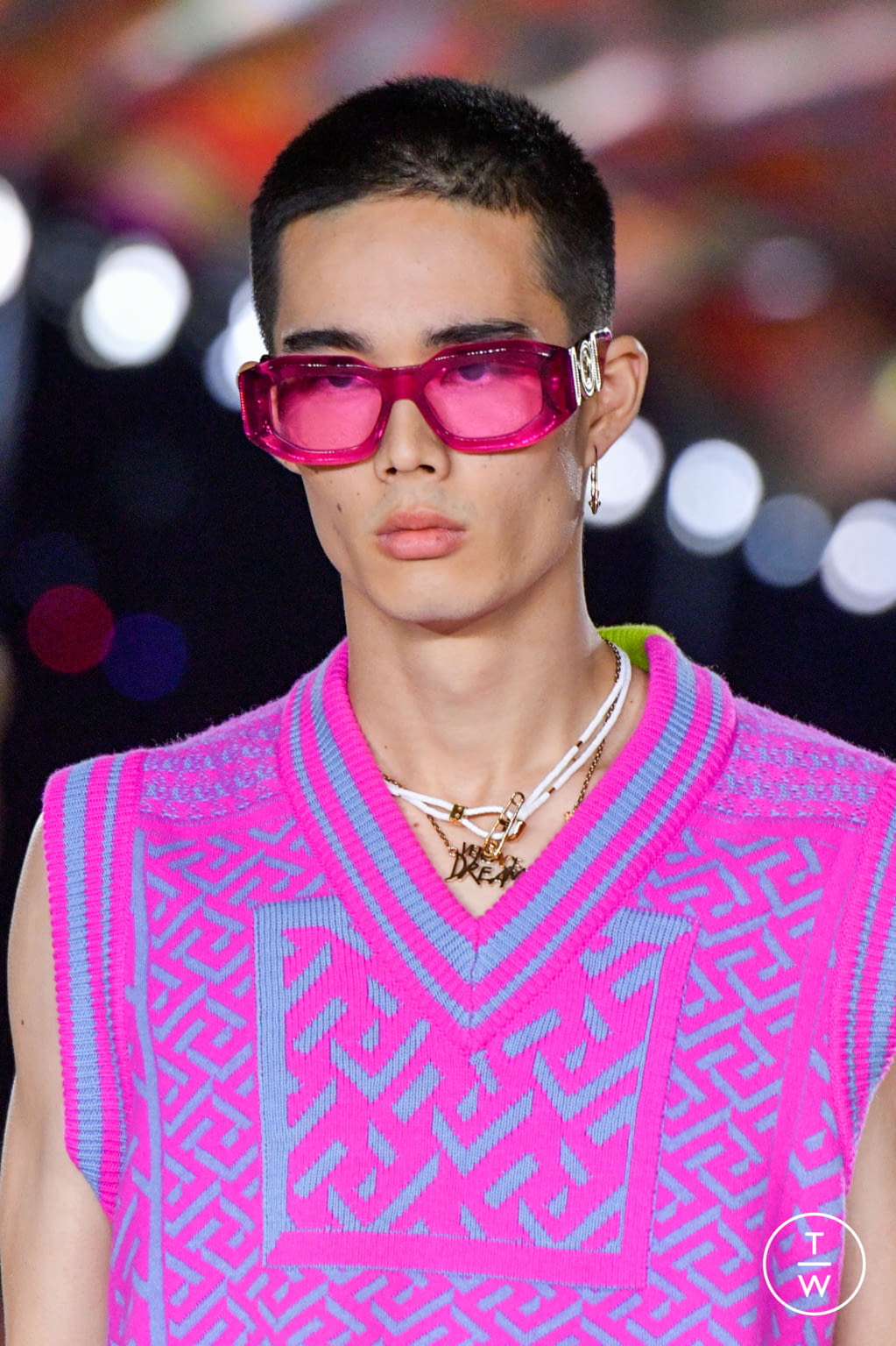 Fashion Week Milan Spring/Summer 2022 look 17 from the Versace collection 男装配饰