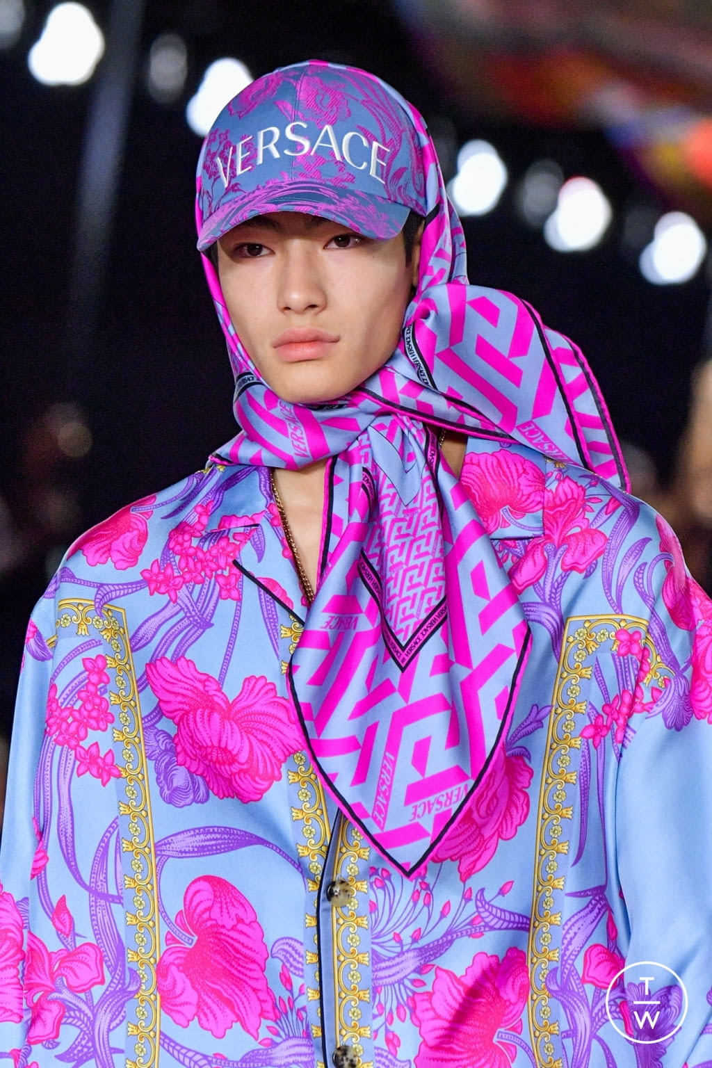 Fashion Week Milan Spring/Summer 2022 look 20 from the Versace collection menswear accessories