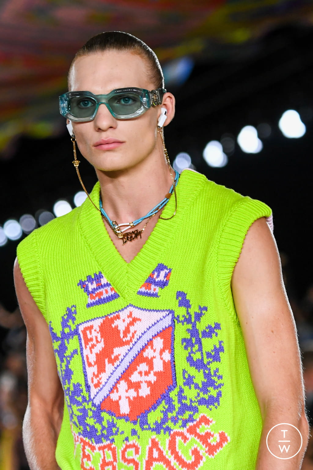 Fashion Week Milan Spring/Summer 2022 look 25 de la collection Versace menswear accessories