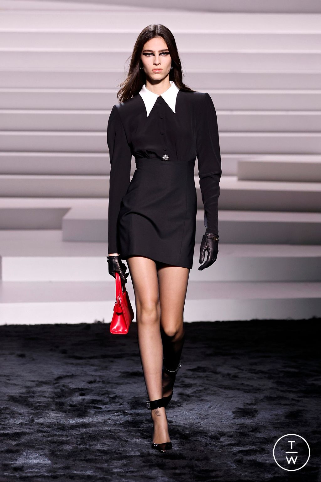 Fashion Week Milan Fall/Winter 2024 look 1 de la collection Versace womenswear