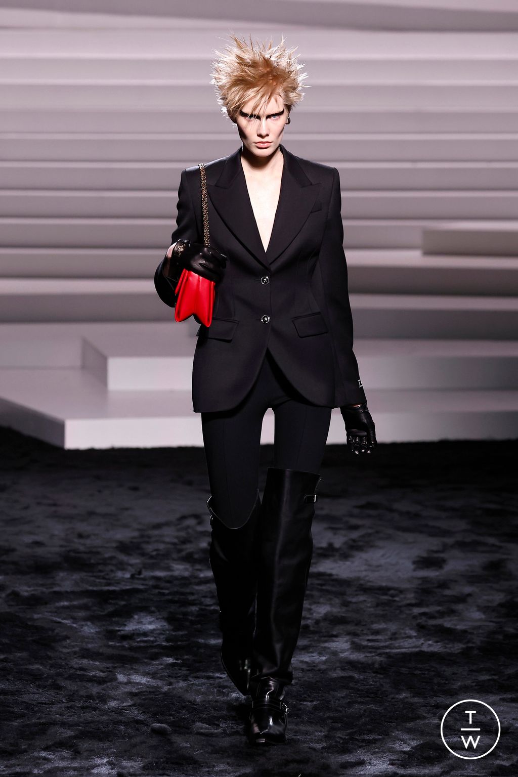Fashion Week Milan Fall/Winter 2024 look 7 from the Versace collection 女装