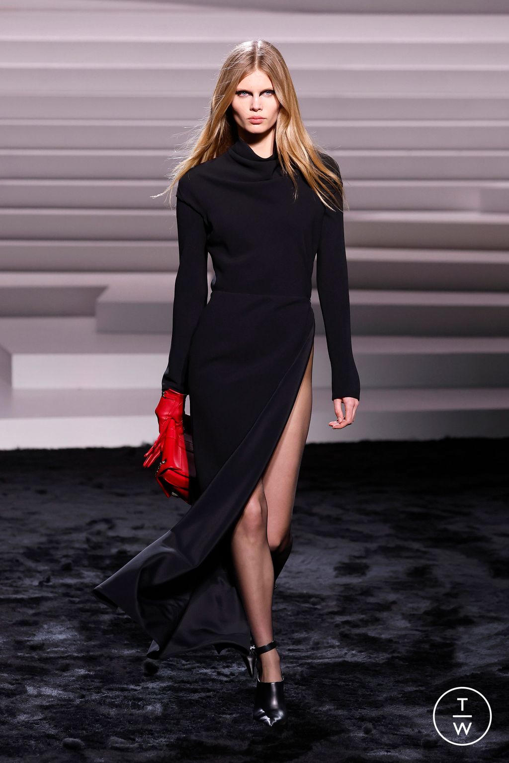 Fashion Week Milan Fall/Winter 2024 look 8 de la collection Versace womenswear