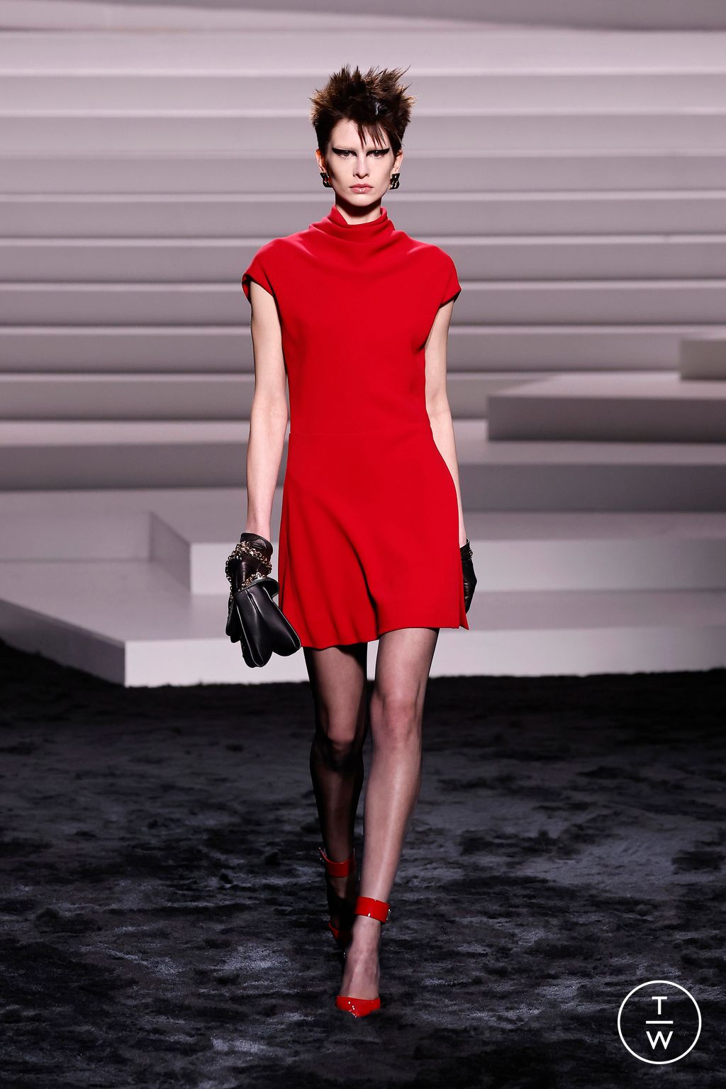 Fashion Week Milan Fall/Winter 2024 look 10 from the Versace collection womenswear