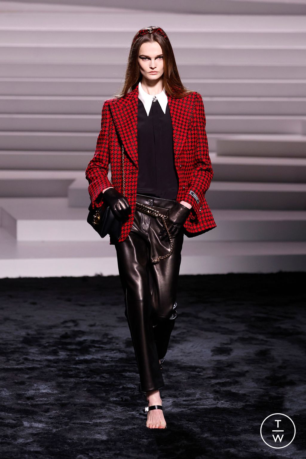 Fashion Week Milan Fall/Winter 2024 look 16 de la collection Versace womenswear