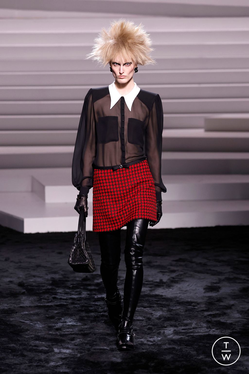 Fashion Week Milan Fall/Winter 2024 look 17 from the Versace collection 女装