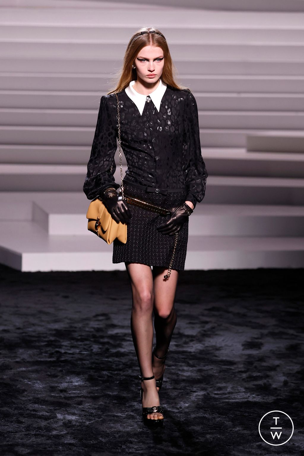 Fashion Week Milan Fall/Winter 2024 look 27 from the Versace collection womenswear