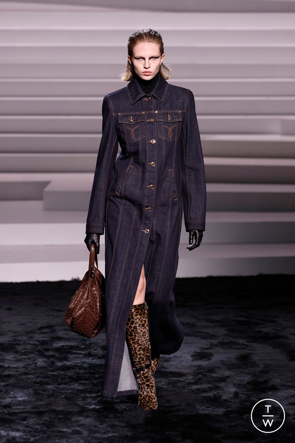 Fashion Week Milan Fall/Winter 2024 look 29 from the Versace collection womenswear