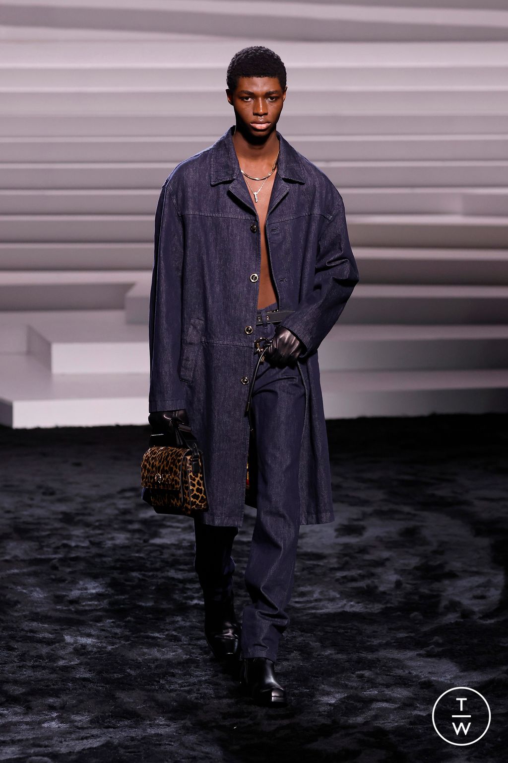 Fashion Week Milan Fall/Winter 2024 look 30 de la collection Versace womenswear