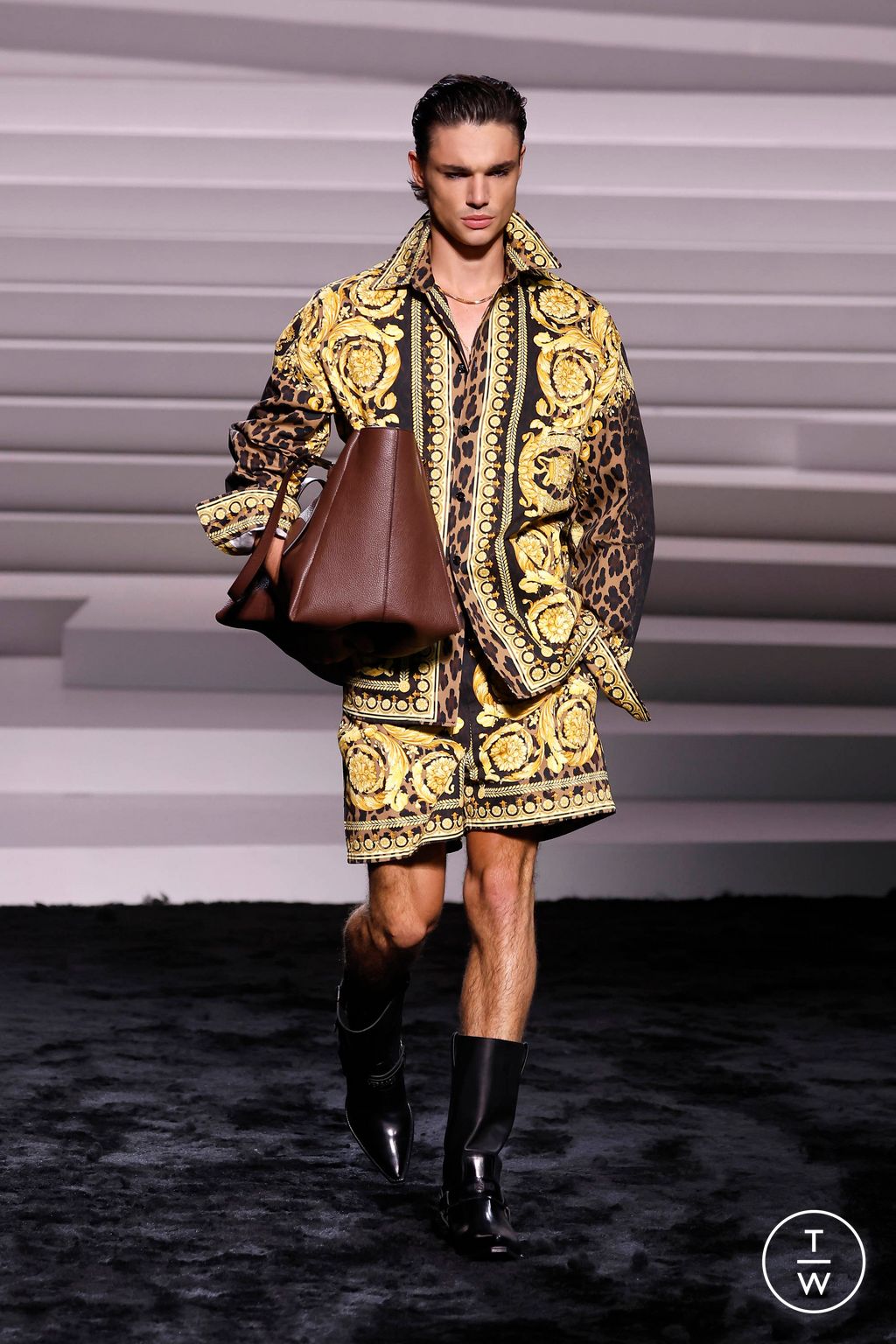 Fashion Week Milan Fall/Winter 2024 look 32 from the Versace collection 女装