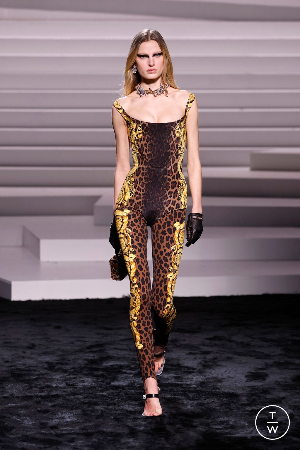 Fashion Week Milan Fall/Winter 2024 look 33 from the Versace collection 女装
