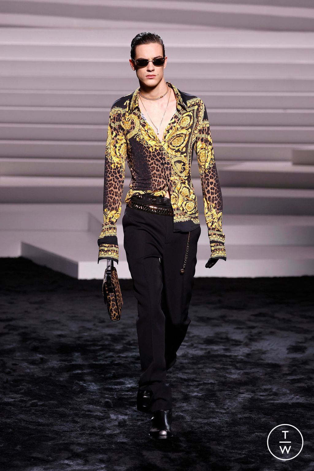 Fashion Week Milan Fall/Winter 2024 look 34 from the Versace collection 女装