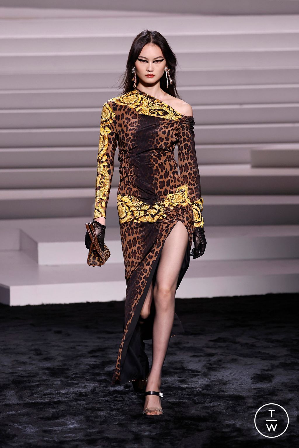 Fashion Week Milan Fall/Winter 2024 look 35 from the Versace collection 女装