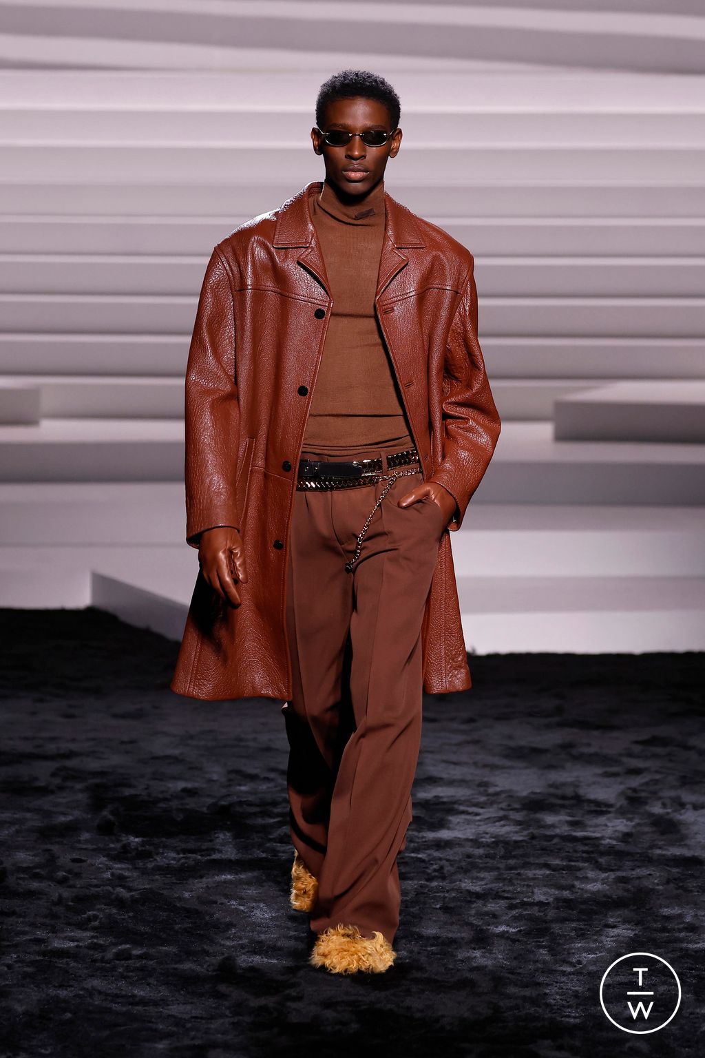 Fashion Week Milan Fall/Winter 2024 look 38 from the Versace collection womenswear