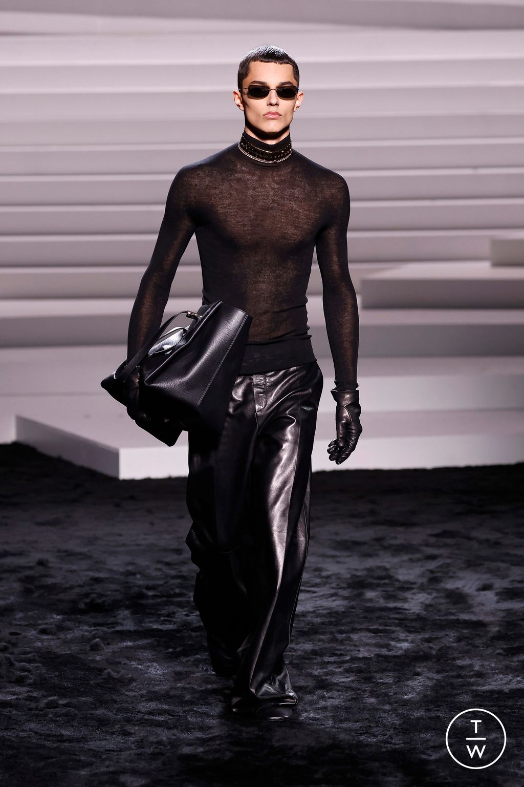 Fashion Week Milan Fall/Winter 2024 look 60 from the Versace collection womenswear