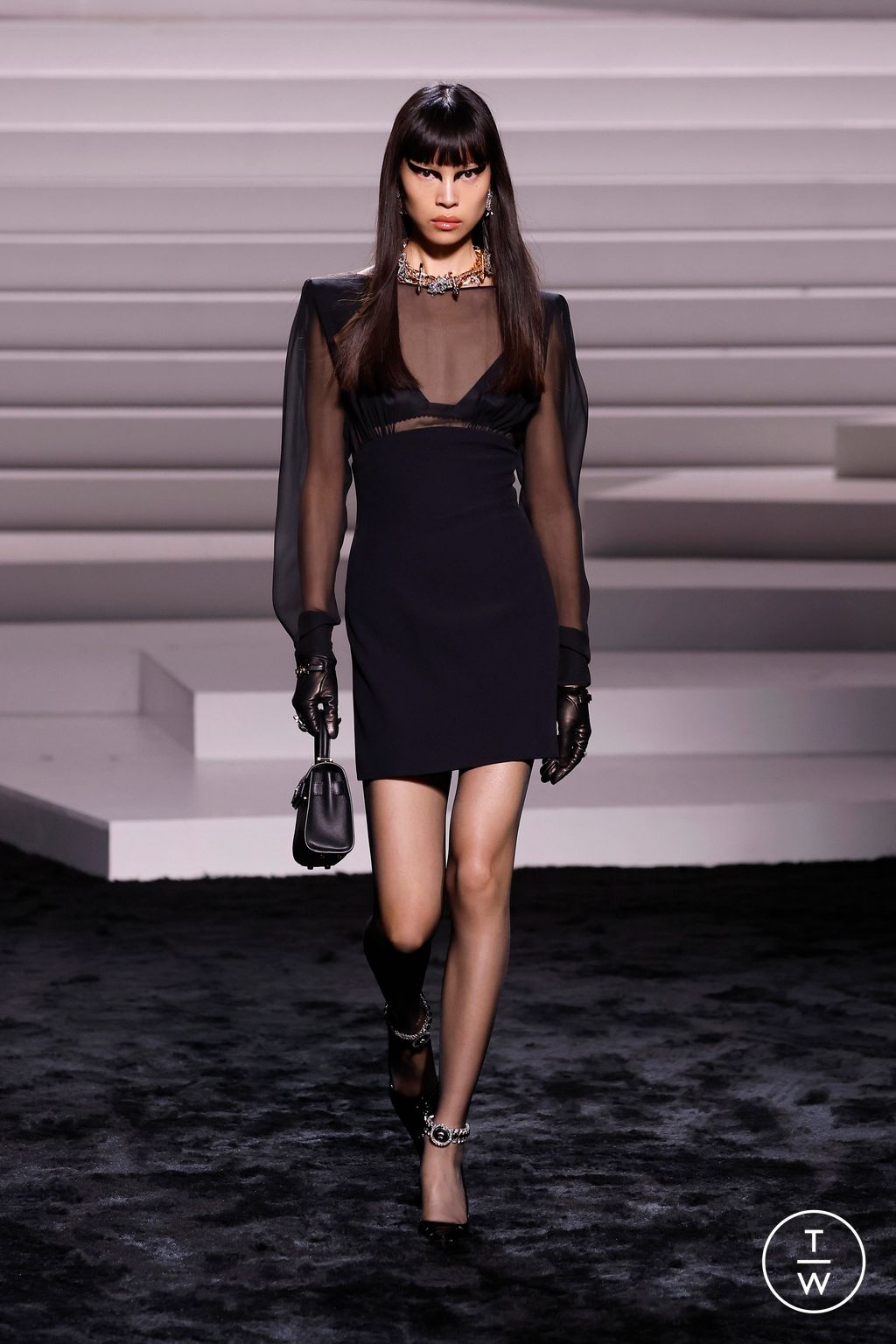 Fashion Week Milan Fall/Winter 2024 look 75 from the Versace collection 女装