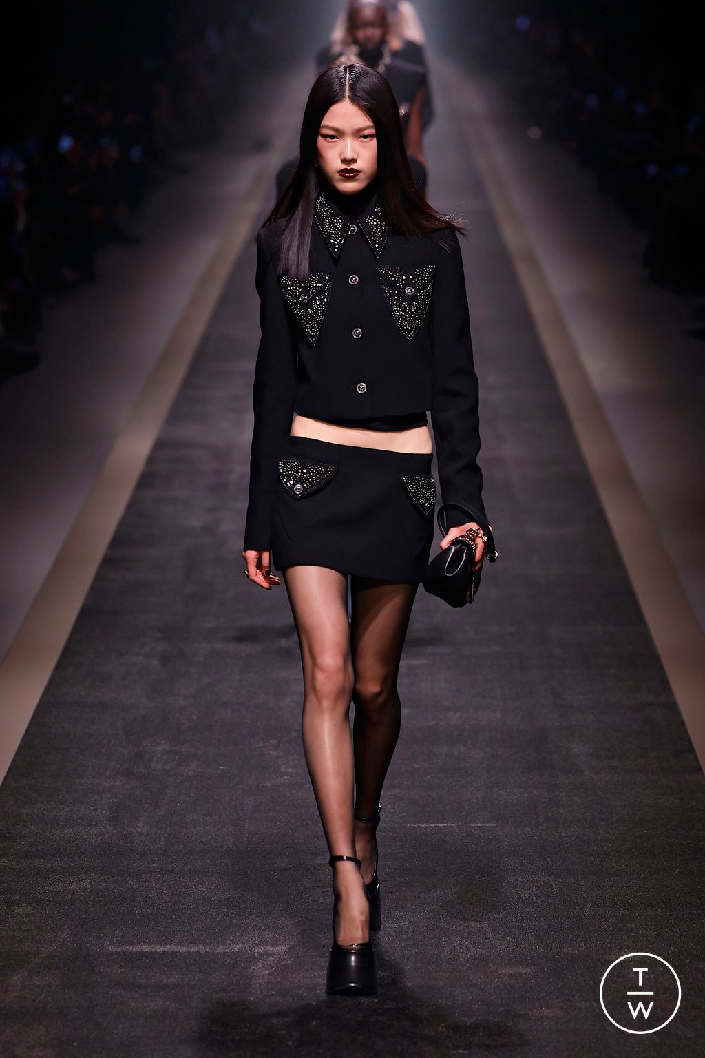 Fashion Week Milan Fall/Winter 2025 look 18 from the Versace collection womenswear