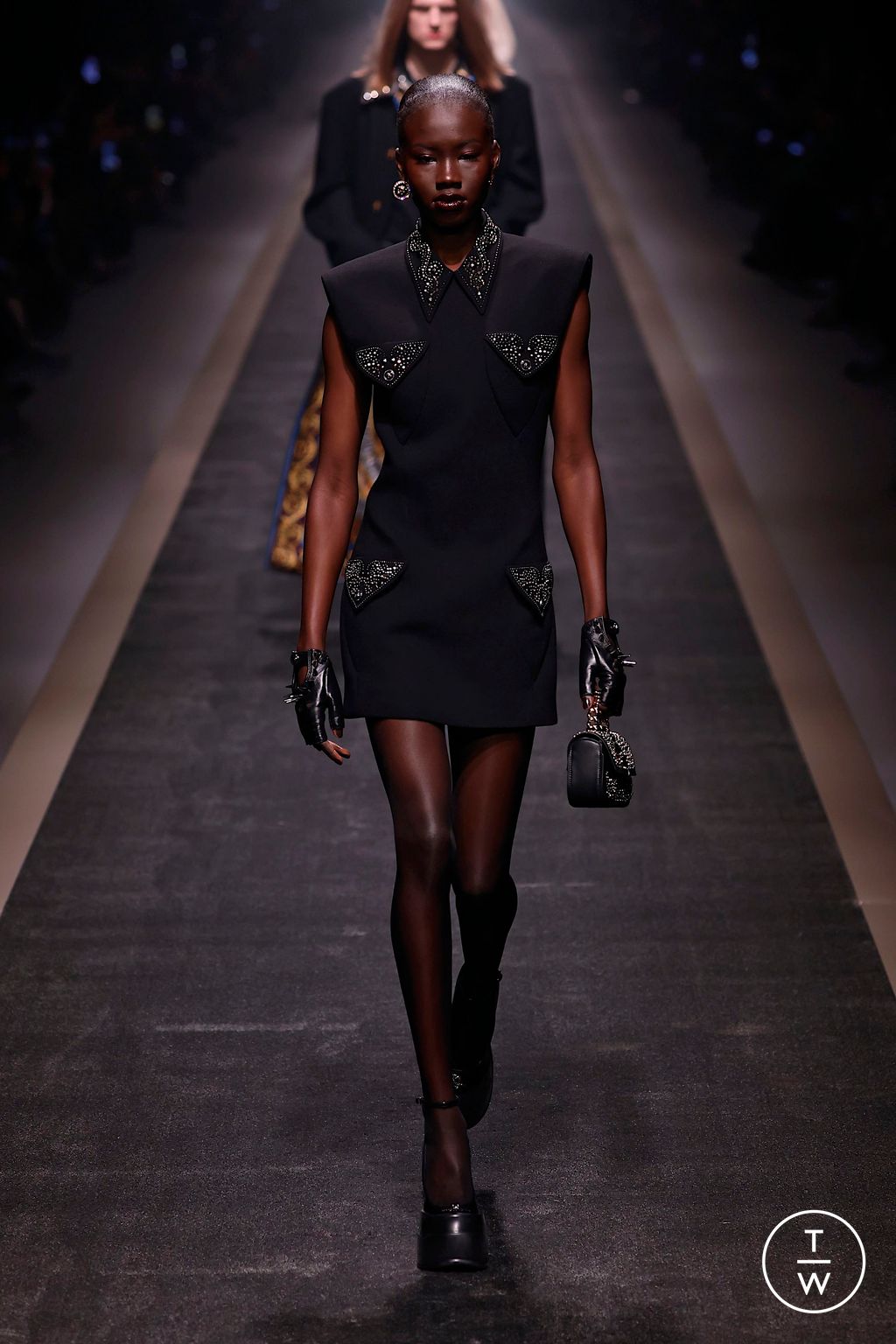 Fashion Week Milan Fall/Winter 2025 look 20 from the Versace collection womenswear