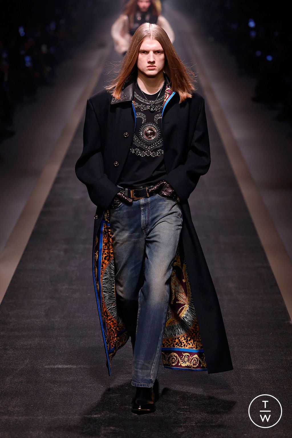Fashion Week Milan Fall/Winter 2025 look 21 from the Versace collection womenswear
