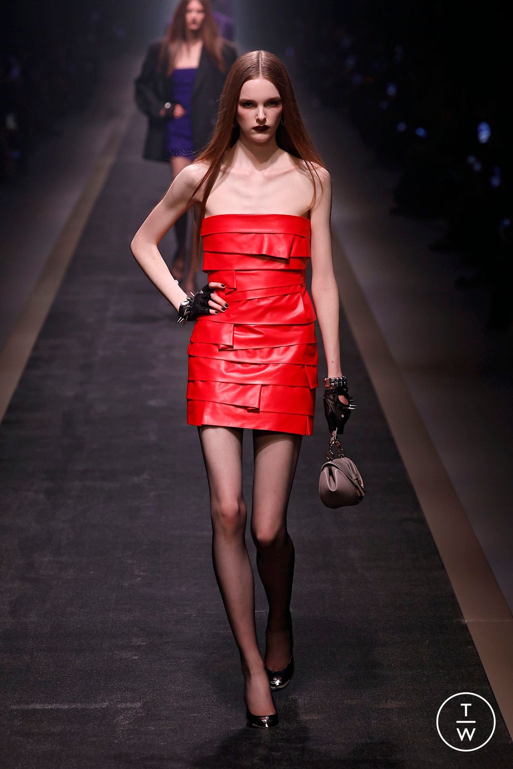Fashion Week Milan Fall/Winter 2025 look 25 from the Versace collection womenswear
