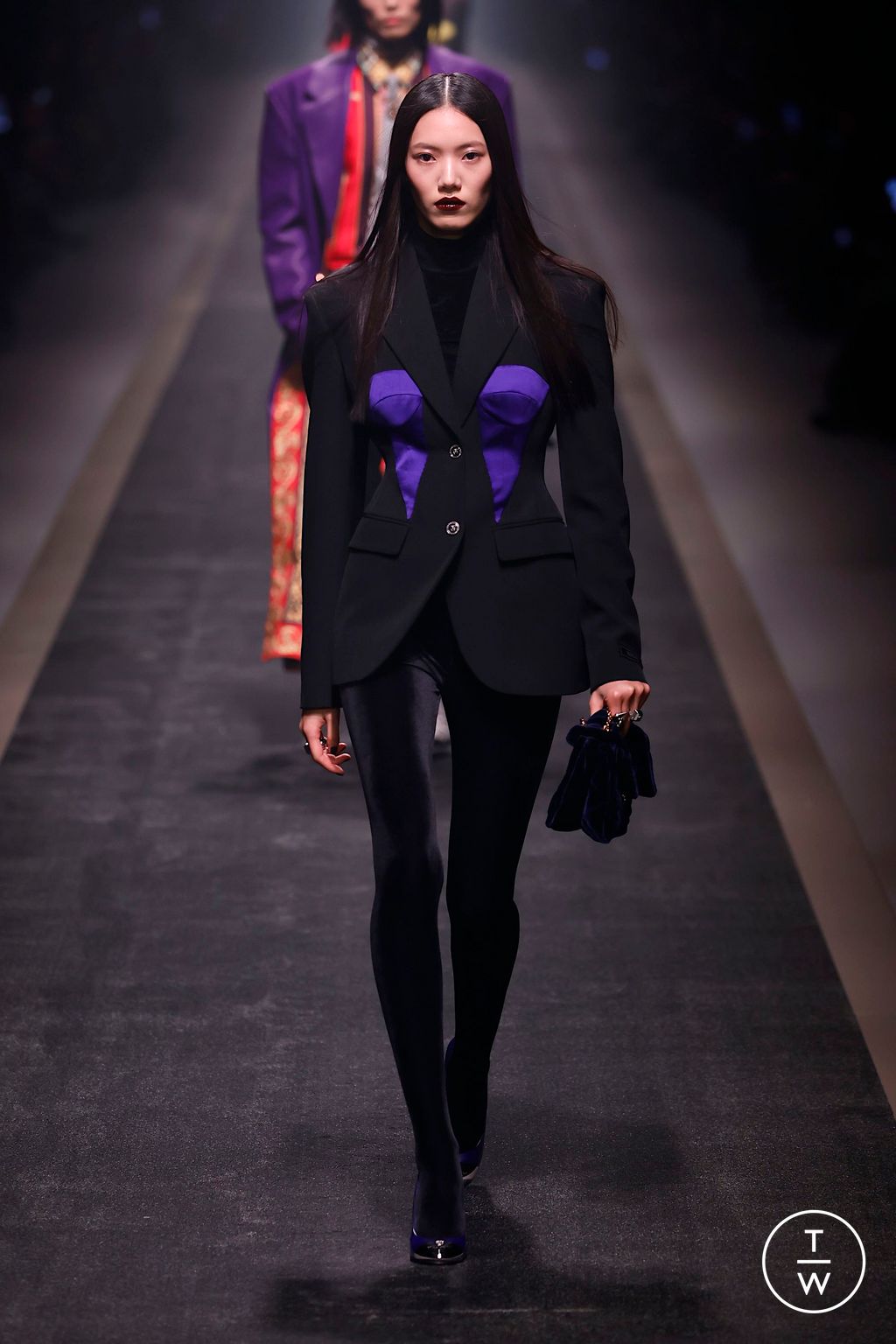 Fashion Week Milan Fall/Winter 2025 look 28 from the Versace collection womenswear