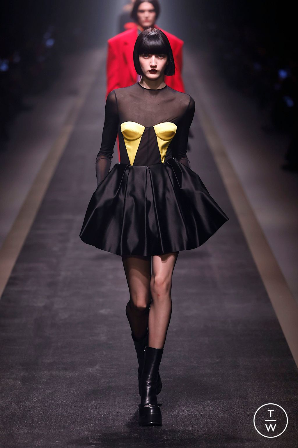 Fashion Week Milan Fall/Winter 2025 look 30 from the Versace collection womenswear