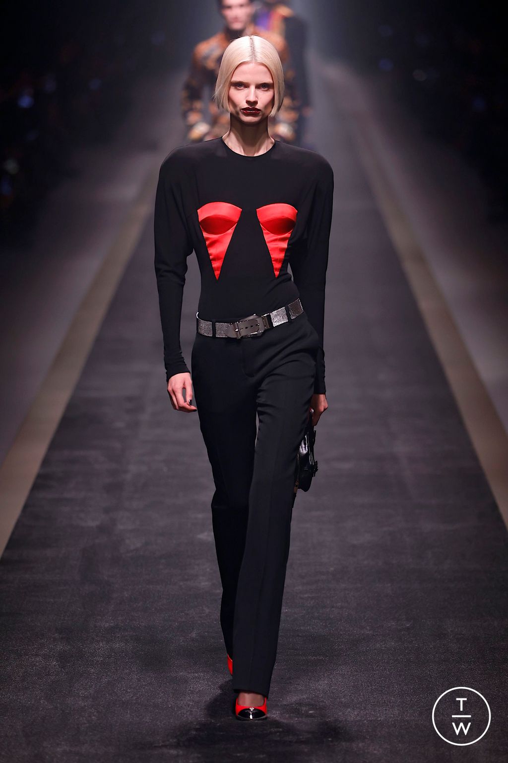 Fashion Week Milan Fall/Winter 2025 look 32 from the Versace collection womenswear