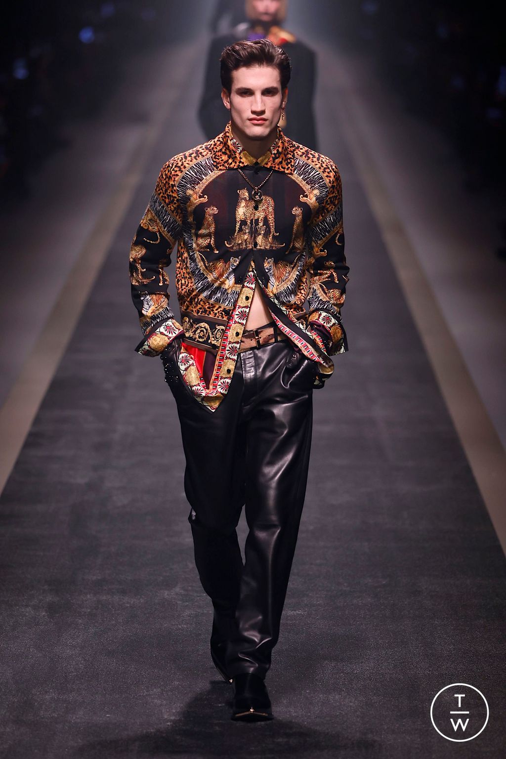 Fashion Week Milan Fall/Winter 2025 look 33 from the Versace collection womenswear