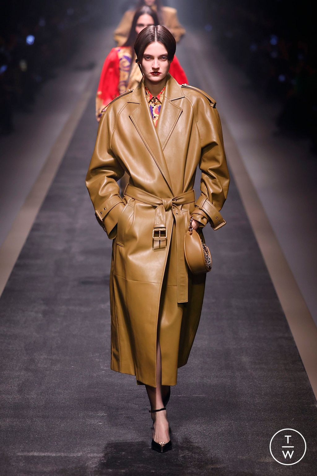 Fashion Week Milan Fall/Winter 2025 look 39 from the Versace collection womenswear