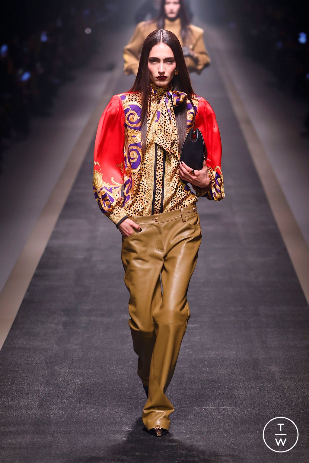 Fashion Week Milan Fall/Winter 2025 look 40 from the Versace collection womenswear