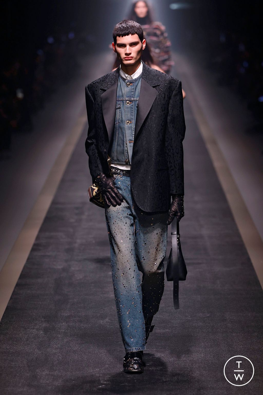 Fashion Week Milan Fall/Winter 2025 look 54 from the Versace collection womenswear