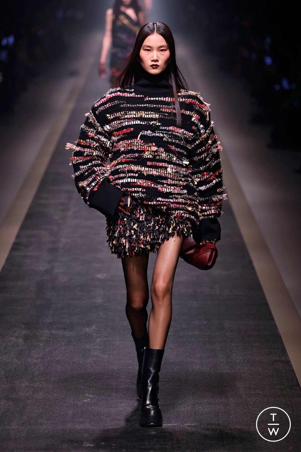 Fashion Week Milan Fall/Winter 2025 look 56 from the Versace collection womenswear